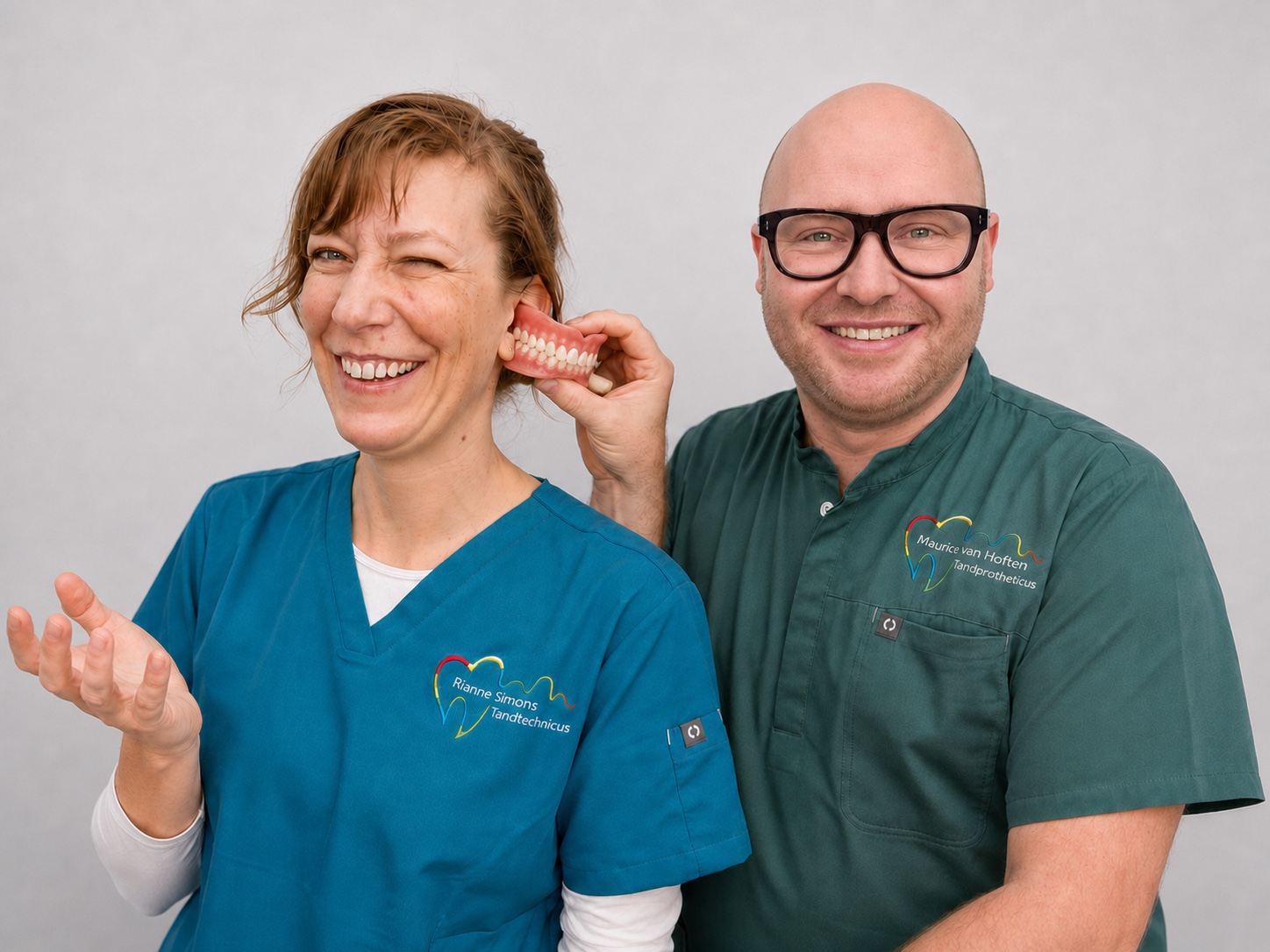 Maurice van Hoften en Rianne Simons in bedrijfskleding met een gebitsprothese